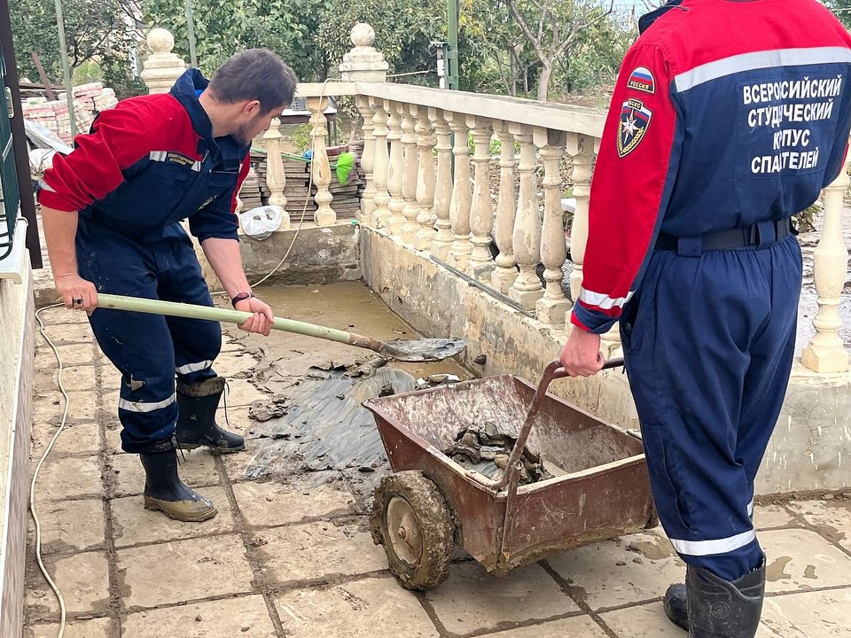Студенты ЧПОУ "Колледж гражданской обороны и чрезвычайных ситуаций" продолжают оказывать адресную помощь пострадавшим от обильных дождей